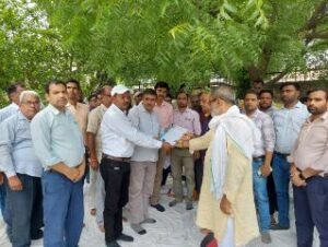 मिर्ज़ापुर7अगस्त24*मण्डलायुक्त कार्यालय परिसर में सिविल डिप्लोमा इंजी० संघ ने किया धरना प्रदर्शन और आयुक्त को सौंपा ज्ञापन*