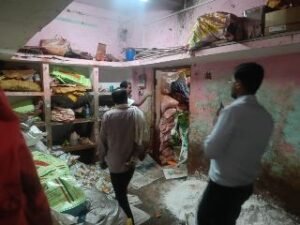 कौशाम्बी8अगस्त24*दयाल जिंक की नकली जिंक बनाकर बेचने वाले ब्यापारी की गोदाम पर छापा*