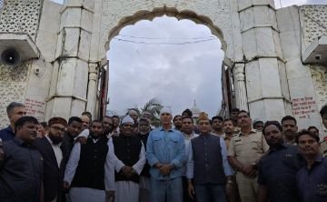 मुम्बई8अगस्त24*अक्षय ने हाजी अली दरगाह को 1.21 करोड़ ₹ का दान दिया*