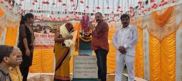 कौशाम्बी9अगस्त24*बीडीओ ने शहीदों को श्रद्धांजलि अर्पित कर परिजनों को किया सम्मानित*