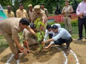 कौशाम्बी9अगस्त24*सेवानिवृत आईजी डीएम एसपी ने काकोरी ट्रेन एक्सन 100 वी वर्षगाठ पर किया पौध रोपण*