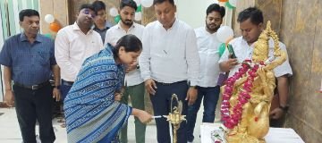 कौशाम्बी9अगस्त24*स्वतंत्रता संग्राम सेनानियों के चित्र पर डीएम एवं जिला पंचायत अध्यक्ष ने माल्यार्पण कर श्रद्धासुमन किया अर्पित* कौशाम्बी9अगस्त24*स्वतंत्रता संग्राम सेनानियों के चित्र पर डीएम एवं जिला पंचायत अध्यक्ष ने माल्यार्पण कर श्रद्धासुमन किया अर्पित*