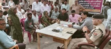 हरदोई11अगस्त24*थाना दिवस में डीएम-एसपी ने सुनी पीड़ितों की समस्याएँ*