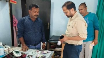 उज्जैन11अगस्त24*घर पर नहीं था झोलाछाप डॉक्‍टर, पत्‍नी ने युवक को लगा दी थी सलाइन, जान पर बन आई, क्‍लीनिक सील*