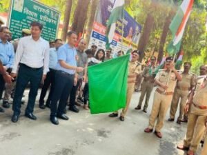 वाराणसी13अगस्त24*हर घर तिरंगा अभियान के तहत जिला अधिकारी ने दिखाया हरी झंडी*