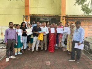 लखनऊ13अगस्त24*हाई कोर्ट के फैसले से हेल्थ वर्करों में खुशी का माहौल बांटी मिठाईया