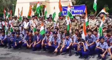 मथुरा13अगस्त24*स्कूल के छात्रों के साथ सीआई एसएफ के जवानों नें निकाली तिरंगा रैली
