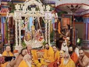 अयोध्या14अगस्त24* 2 करोड रुपए की लागत से बने सोने और चांदी के हिंडोले पर श्रीराम लल्ला हुए विराजमान।