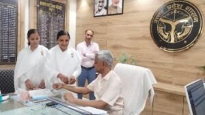 मथुरा14अगस्त24*श्रावण मास में आने वाले आगामी रक्षाबंधन को लेकर बी के पूजा पहुंचे जिला अधिकारी को राखी बांधने