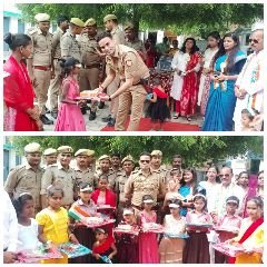 कौशाम्बी15अगस्त24*स्वतंत्रता दिवस पर चौकी प्रभारी ने स्कूली बच्चों को दी मिठाइयां बैग पेन*
