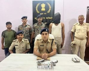 सीतामढ़ी16अगस्त24*दो देसी कट्टा और दर्जन भर जिंदा कारतूस के साथ आर्म्स सप्लायर गिरफ्तार,