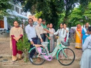 कौशाम्बी18अगस्त24*कस्तूरबा कालेज की छात्रा को नेशनल कॉलेज के प्रधानाचार्य ने किया सम्मानित*