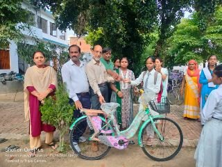 कौशाम्बी18अगस्त24*कस्तूरबा कालेज की छात्रा को नेशनल कॉलेज के प्रधानाचार्य ने किया सम्मानित*