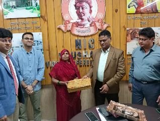 कौशाम्बी18अगस्त24*अधिवक्ता शिवभवन की विधवा पत्नी को रुपए-05 लाख धनराशि की आर्थिक सहायता का दिया चेक*