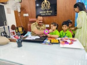 अयोध्या18अगस्त24*थाना कैंट में छोटे बच्चों ने पुलिस परिवार को राखी बांधकर भाईचारे और विश्वास का नया बंधन स्थापित किया।