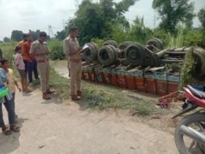 कानपुर नगर19अगस्त24*बिल्हौर थाना क्षेत्र के शिवराजपुर रजवाहे बम्बे मे गिरा ट्रक