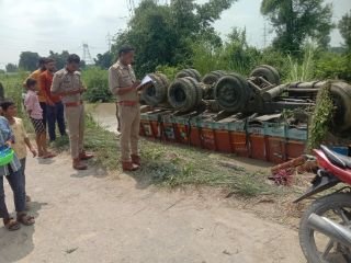 कानपुर नगर19अगस्त24*बिल्हौर थाना क्षेत्र के शिवराजपुर रजवाहे बम्बे मे गिरा ट्रक