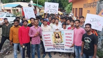 लखनऊ19अगस्त24*मोहनलालगंज में युवाओं ने मिलकर निकाला कैंडल मार्च लखनऊ19अगस्त24*मोहनलालगंज में युवाओं ने मिलकर निकाला कैंडल मार्च