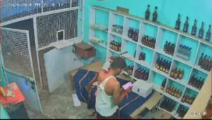 हरदोई24अगस्त24*जगदीशपुर सरकारी शराब की दुकान के सेलमन संदीप पाल की दबंगों ने की जमकर धुनाई।