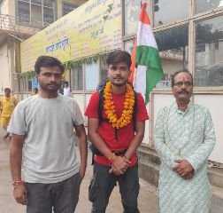 मथुरा27अगस्त24*भ्रमण करके लौटे आशुतोष गुरु राजेश अग्निहोत्री जी के साथ में