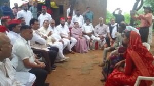 गरौठा27अगस्त24*तीन साल की मासूम के साथ दुष्कर्म पर सपा प्रतिनिधि मंडल पीड़ित परिवार से मिला