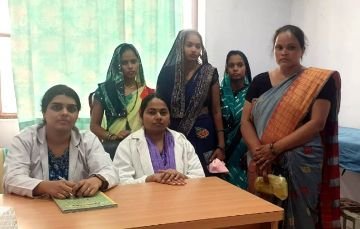 मथुरा29अगस्त24*स्त्री रोग विशेषज्ञ डा. शिप्रा सक्सैना और डा. सपना राजपूत गर्भवती और महिला मरीजों को दी अच्छे स्वास्थ्य की जानकारी।