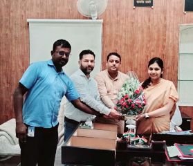 अयोध्या30अगस्त24*नवागत प्रथम महिला मुख्य अधिशाषी अधिकारी का छावनी परिषद के पार्षदों ने बुके देकर स्वागत किया