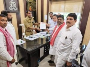 लखनऊ30अगस्त24*सहायक पुलिस आयुक्त रजनीश वर्मा से मुलाकात कर ज्ञापन सोपकर की न्याय की मांग।