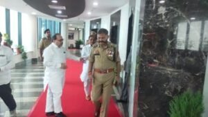 सुल्तानपुर30अगस्त24*चौक घंटाघर में दिनदहाड़े हुई डकैती को लेकर डीजीपी से मिलने पहुंचे शहर विधायक और सदर विधायक