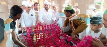 अयोध्या31अगस्त24*पूर्व विधायक ने चादर चढ़ाकर की 174वें उर्स की शुरूआत