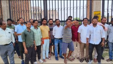 कौशाम्बी31अगस्त24*बर्खास्त किए गए नगर पालिका कर्मियों ने किया तालाबंदी*