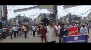 भागलपुर बिहार *09/08/24*भागलपुर में दवा व्यवसायी के बेटे की हत्या के विरोध में सड़क पर उतरे कारोबारी, बंद कराया सारा बाजार, पुलिस से हुई झड़प भागलपुर बिहार *09/08/24*भागलपुर में दवा व्यवसायी के बेटे की हत्या के विरोध में सड़क पर उतरे कारोबारी, बंद कराया सारा बाजार, पुलिस से हुई झड़प