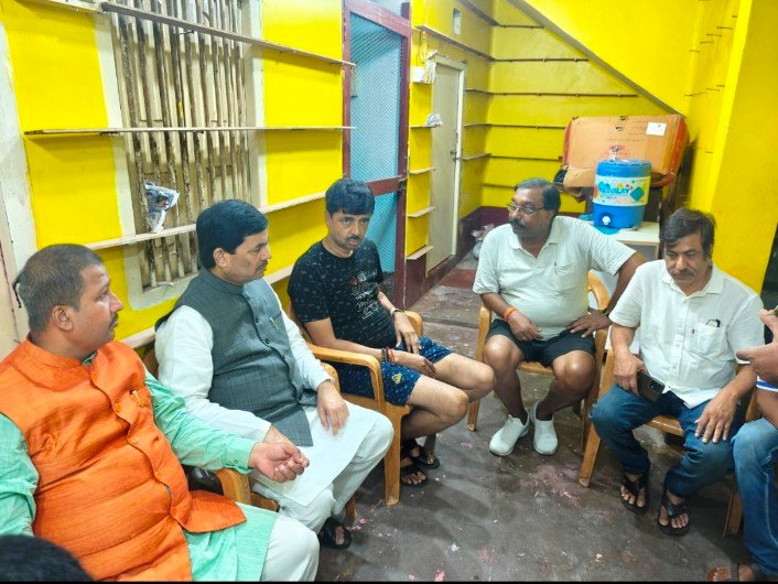 भागलपुर बिहार *17/08/24**रौनक के परिवार से मिले पूर्व केंद्रीय मंत्री सैयद शाहनवाज़ हुसैन* भागलपुर बिहार *17/08/24**रौनक के परिवार से मिले पूर्व केंद्रीय मंत्री सैयद शाहनवाज़ हुसैन*