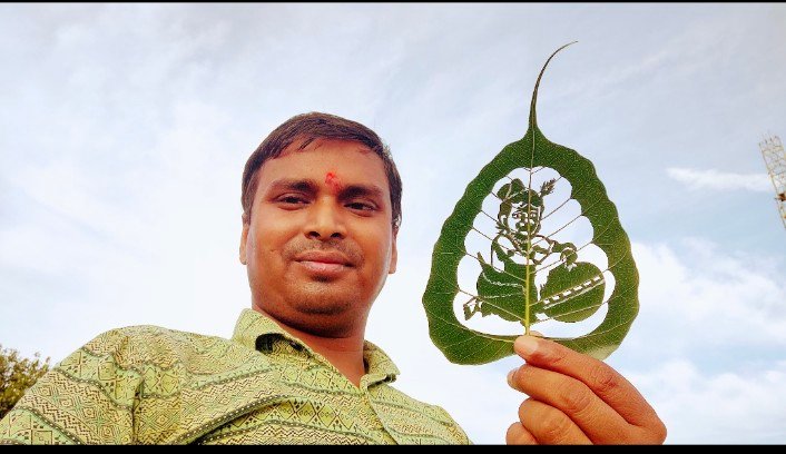 मोतिहारी बिहार*२५/०८/२४**सैंड आर्टिस्ट मधुरेंद्र ने हरे पत्तों पर कृष्ण की बाल अवस्था की तस्वीर उकेर दी कृष्णाष्टमी की बधाई* मोतिहारी बिहार*२५/०८/२४**सैंड आर्टिस्ट मधुरेंद्र ने हरे पत्तों पर कृष्ण की बाल अवस्था की तस्वीर उकेर दी कृष्णाष्टमी की बधाई*