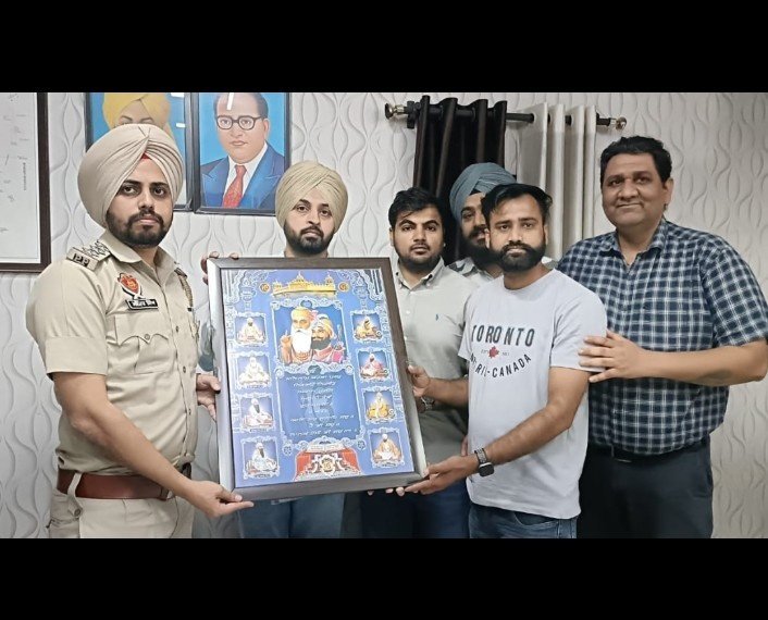 पंजाब 13 सितम्बर 2024* मोबाईल एसोसिएशन ने एसएचओ मनिंद्र सिंह को सम्मानित किया