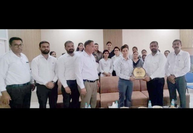 पंजाब 18 सितम्बर 2024* बार एसोसिएशन अबोहर ने एडवोकेट विवेक गुलबद्धर की बेटी सिमरन को आर्मी आफिसर बनने पर विशेष स्मृति चिन्ह देकर सम्मानित किया