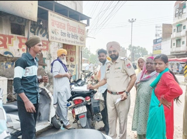 पंजाब 26 सितम्बर 2024* चलते वाहन पर मोबाईल सुनने वालों के पुलिस ने काटे चालान