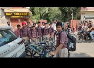 पंजाब 6 सितम्बर 2024* कानून हुआ सख्त तो साईकिल पर आने लगे बच्चे्र