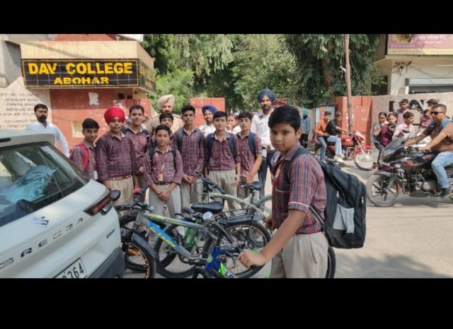 पंजाब 6 सितम्बर 2024* कानून हुआ सख्त तो साईकिल पर आने लगे बच्चे्र