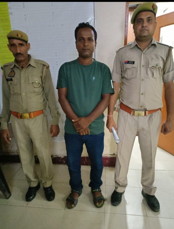 मथुरा 08 सितम्बर 2024* थाना गोवर्धन पुलिस द्वारा एक वांछित अभियुक्त को 1580/- रूपये व एयरटेल कम्पनी के सिम कार्ड खरीदने से सम्बन्धित कागजात सहित किया गिरफ्तार