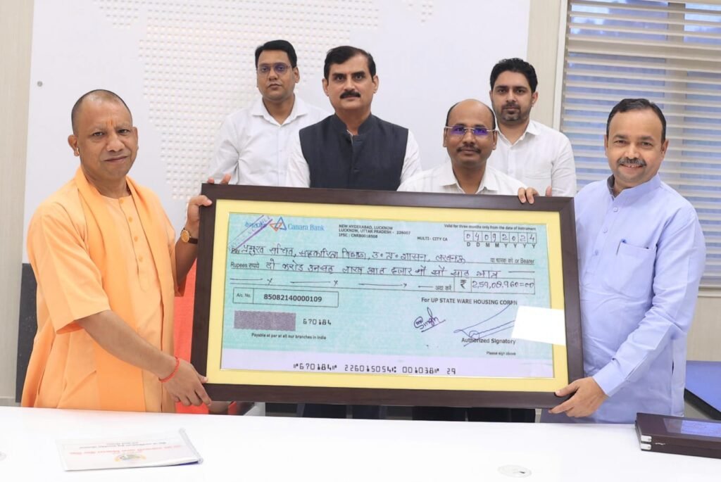 लखनऊ09सितम्बर24*सीएम को सौंपा लाभांश चेक*