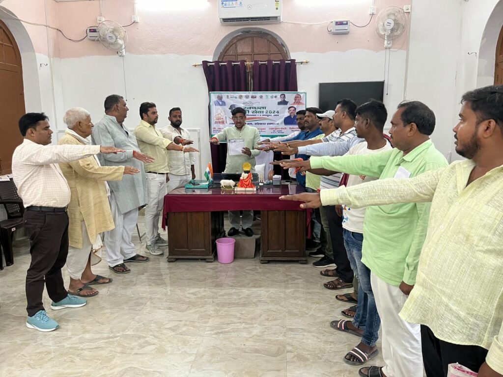 मिर्जापुर 18 सितम्बर 24*स्वच्छता ही सेवा 2024 केे .अन्तर्गत आज नगर पालिका कार्यालय में नगर पालिका अध्यक्ष श्री श्याम सुंदर केशरी जी के द्वारा स्वच्छता केे लिए शपथ दिलाया गया