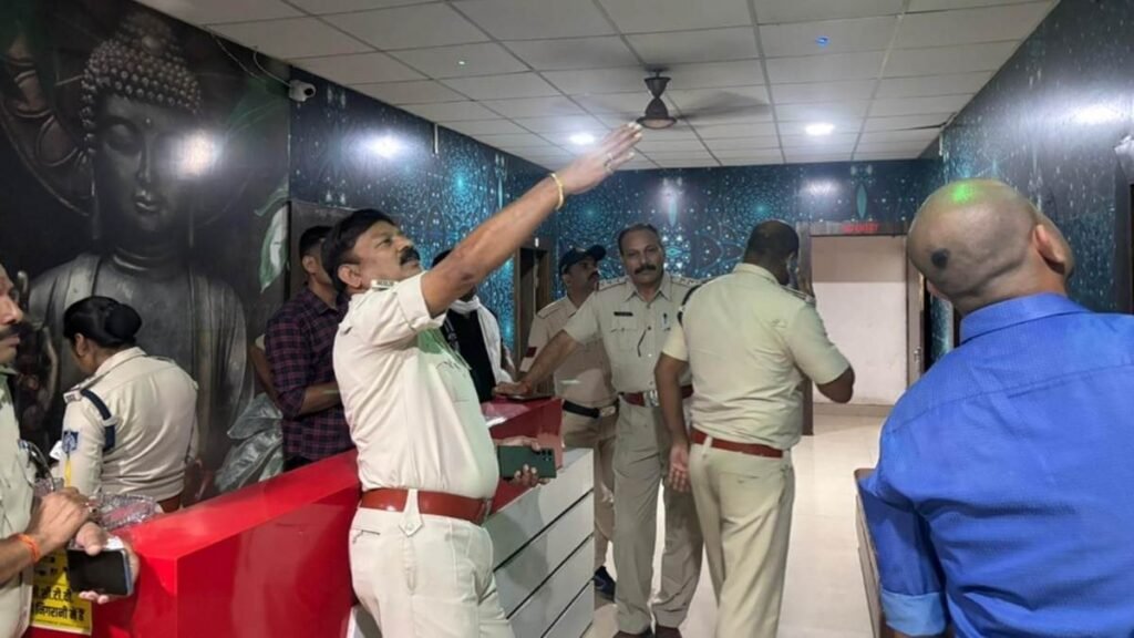 सतना26सितम्बर24*क्रिस्टीना स्पा सेंटर में पुलिस की दबिश, सीसीटीवी में आता देख सब भागे*