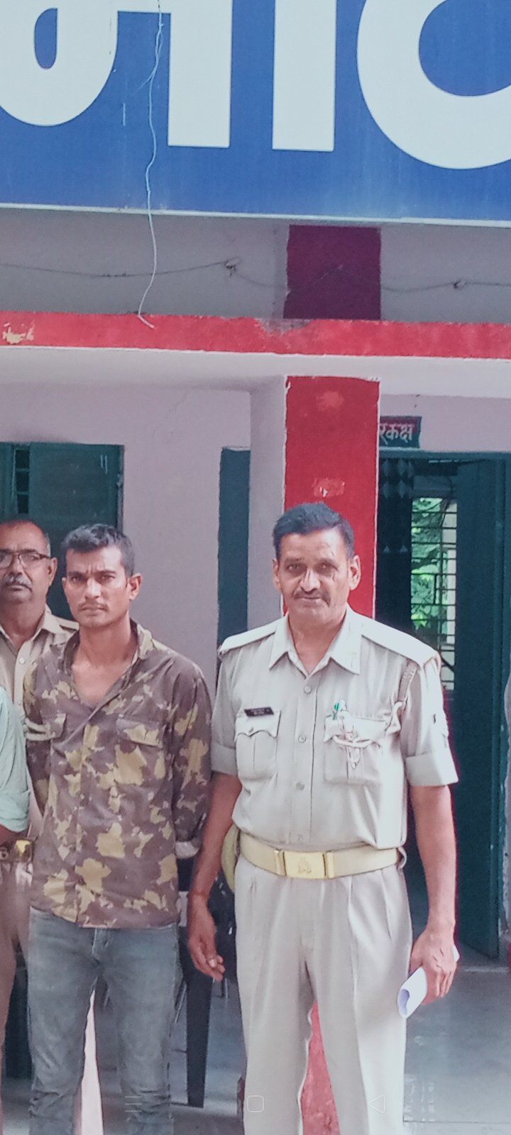 मथुरा27सितम्बर24*थाना माँट पुलिस द्वारा जन सहयोग से एक अभियुक्त को अवैध तमन्चा मय कारतूस सहित किया गिरफ्तार ।*