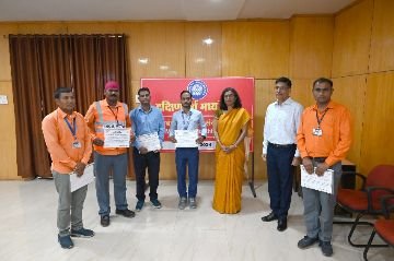 अनूपपुर03सितम्बर24*संरक्षा के सजग प्रहरी को महाप्रबंधक, नीनु इटियेरा ने सम्मानित किया । अनूपपुर03सितम्बर24*संरक्षा के सजग प्रहरी को महाप्रबंधक, नीनु इटियेरा ने सम्मानित किया ।