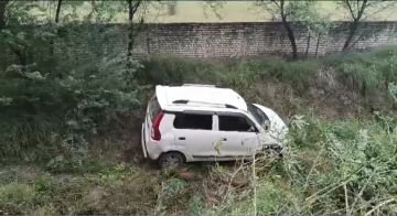 मथुरा04सितम्बर24*स्टेरिंग फेल होने से गड्ढ़े में जा गिरी कार