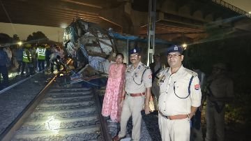 कानपुर नगर05सितम्बर24*पुलिस उपायुक्त पश्चिम द्वारा रेलवे लाइन पर हुई दुर्घटना का निरीक्षण किया गया।