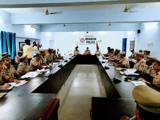 भदोही06.09.2024*समस्त राजपत्रित अधिकारीगण व पुलिस कर्मियों के साथ अपराध व कानून व्यवस्था के संबंध में की गई गोष्ठी*