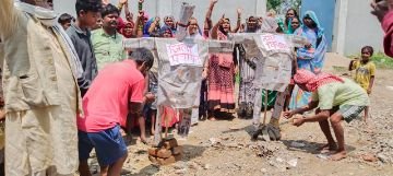 मिर्जापुर6सितम्बर24*अनिश्चितकालीन भूख हड़ताल पर बैठे अनशनकारियो ने पुतला फूका*