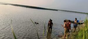 लखीमपुर06सितम्बर24*शारदा नदी में बच्चे का हाथ,पैर बंधा शव बरामद